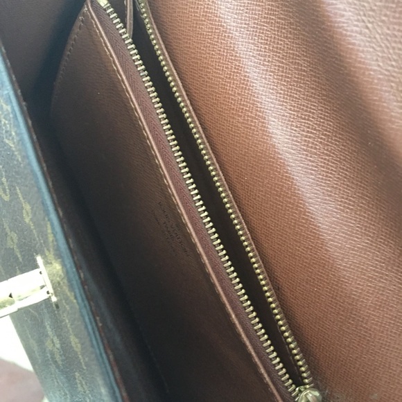 Authentic Louis Vuitton classic purse - Picture 5 of 7